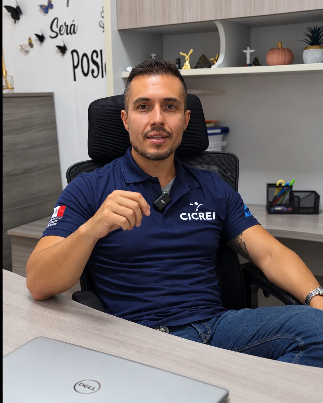 Gilberto Nava, Director de CICREI, en su oficina